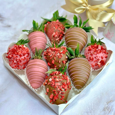 Коробочка клубники 9 ягод в молочном и розовом шоколаде