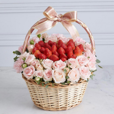 Клубничная композиция в корзинке с кустовыми розами
