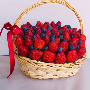 Корзина с клубникой и голубикой